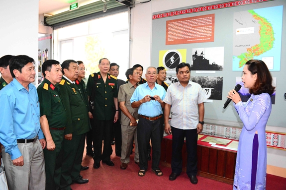 Các đại biểu tham quan triển lãm.